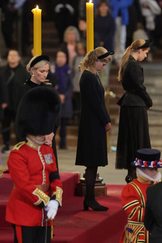 Acht Enkel der Queen hielten Totenwache an ihrem Sarg
