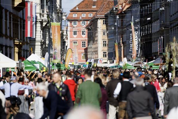Hunderte Menschen füllen die Grazer Herrengasse beim Aufsteirern.