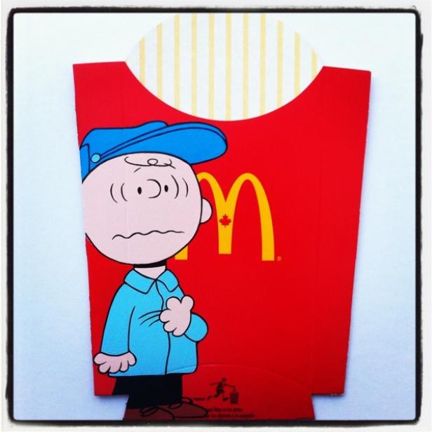 Charlie Brown ziert eine rote McDonald's Pommestüte.