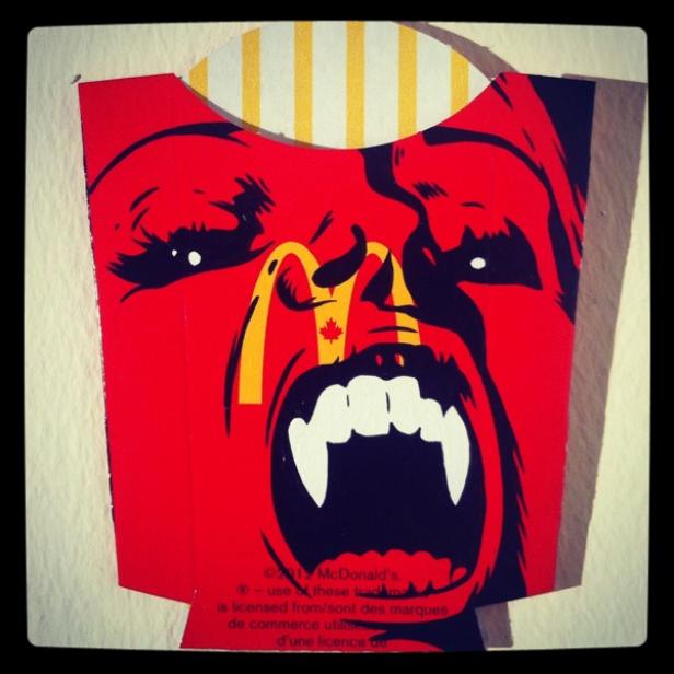 Eine rote McDonald's-Pommes-Verpackung ist als Gesicht eines Vampirs mit Fledermauszähnen gestaltet.