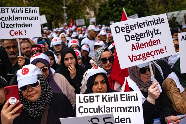 "Die große Familienzusammenkunft“: Anti-LGBTQ-Demo in Istanbul
