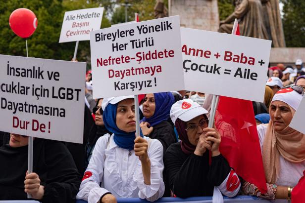 "Die große Familienzusammenkunft“: Anti-LGBTQ-Demo in Istanbul