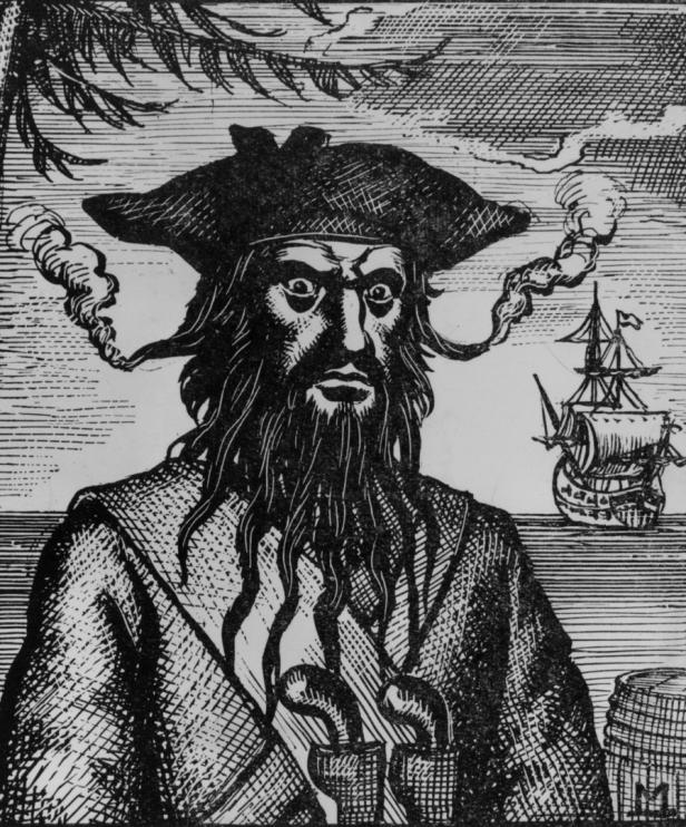 Eine Schwarz-Weiß-Darstellung des Piraten Blackbeard mit brennenden Lunten in seinem Bart.