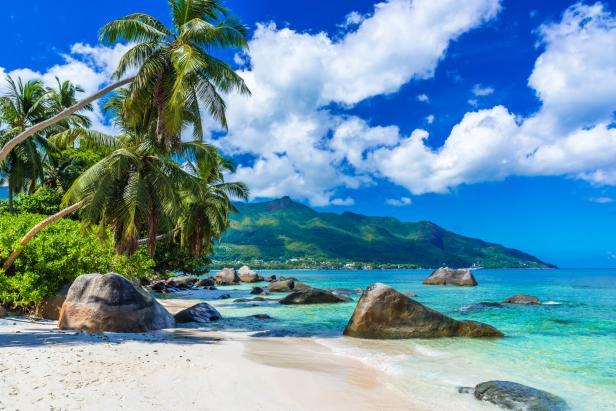 Der Strand Baie Beau Vallon auf der Insel Mahé auf den Seychellen.
