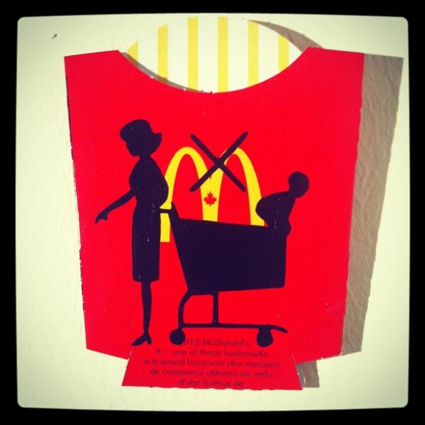 Eine stilisierte Darstellung einer Frau mit Einkaufswagen vor einem McDonald's-Logo mit einem kanadischen Ahornblatt.