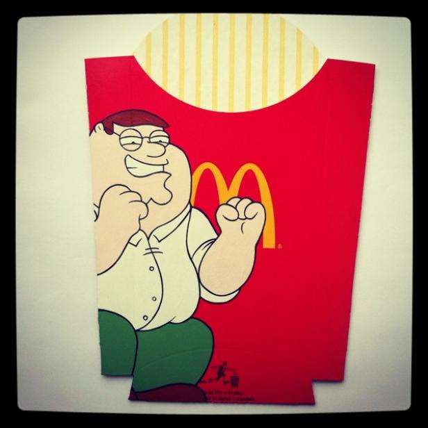 Peter Griffin vor einer McDonald's-Pommes-Verpackung.