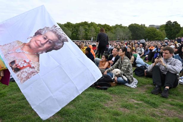 Trauernde fielen beim Abschied von Queen um