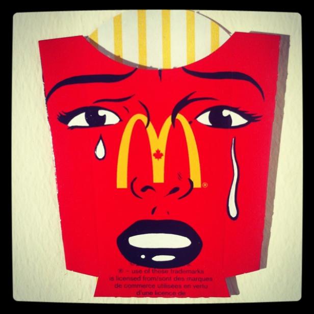 Eine stilisierte, weinende McDonald's Pommestüte mit einem kanadischen Ahornblatt im Logo.