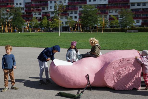 Installation in Wien: Riesenzehe soll von Anrainern gepflegt werden