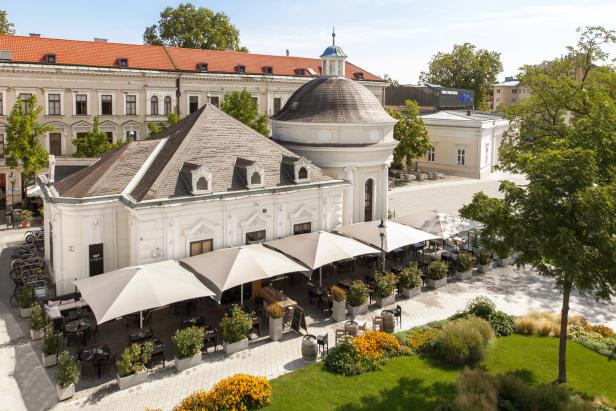 Das Restaurant El Gaucho in Wien mit seinem Außenbereich unter Sonnenschirmen.