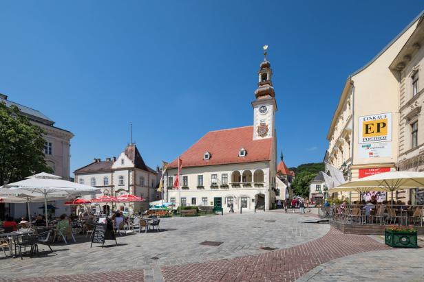 Der Hauptplatz von Gänserndorf mit dem Rathaus und Gastronomie im Freien.