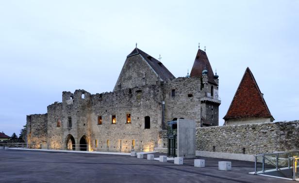 Die Burgruine Staatz in Niederösterreich bei Dämmerung.