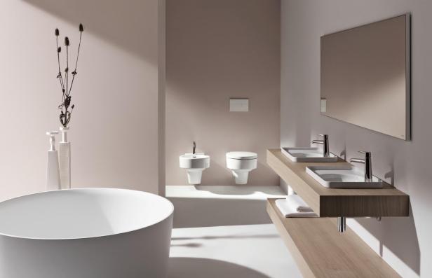 Ein modernes Badezimmer mit Badewanne, Bidet, Toilette und Doppelwaschbecken.