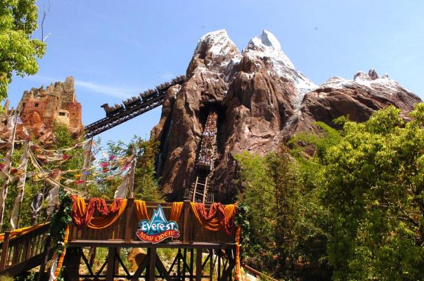 Die Achterbahn „Expedition Everest“ in Disney's Animal Kingdom schlängelt sich um einen schneebedeckten Berg.