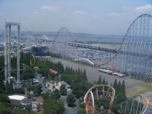 Ein Freizeitpark mit mehreren Achterbahnen und einem hohen Turm.