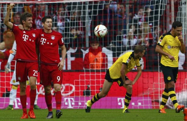 Fußballspieler von Bayern München und Borussia Dortmund auf dem Spielfeld.