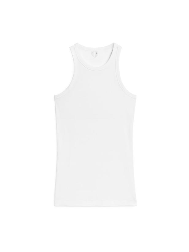 Ein weißes Tanktop liegt auf einem weißen Hintergrund.