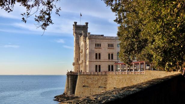 Schloss Miramare thront auf einer Klippe mit Blick auf das Meer.