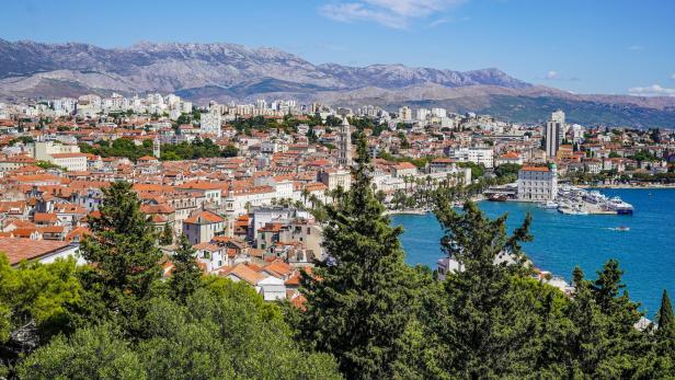 Blick auf Split, Kroatien, mit dem Meer und Bergen im Hintergrund.