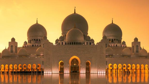 Die Scheich-Zayid-Moschee in Abu Dhabi bei Sonnenuntergang.