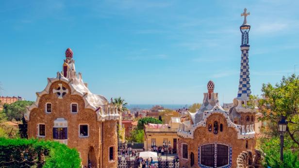 Blick auf die Lebkuchenhäuser im Park Güell in Barcelona.