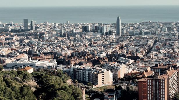 Ein Panoramablick auf Barcelona mit dem markanten Torre Glòries.