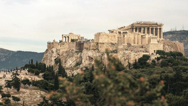 Der Parthenon und andere antike Gebäude auf der Akropolis in Athen.