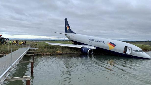 Boeing 737 nach Landung in See "eingetaucht"