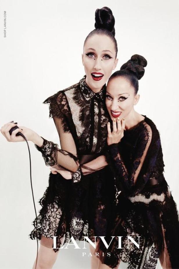 Zwei Frauen mit extravagantem Make-up und Frisuren tragen schwarze Lanvin-Kleider.