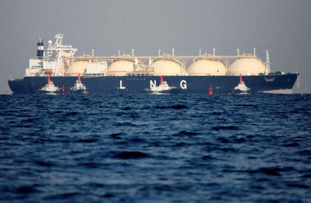FILE PHOTO: An LNG tanker is tugged towards a thermal power station in Futtsu Deutschland erhält Flüssiggas aus den Emiraten