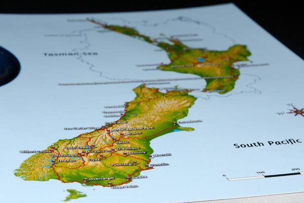 Eine topografische Karte von Neuseeland mit hervorgehobenen Städten und Nationalparks.
