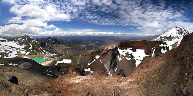Panoramablick auf die schneebedeckten Berge und türkisfarbenen Seen des Tongariro-Nationalparks in Neuseeland.