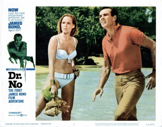 Szene mit James Bond und Honey Ryder aus dem Film „Dr. No“.