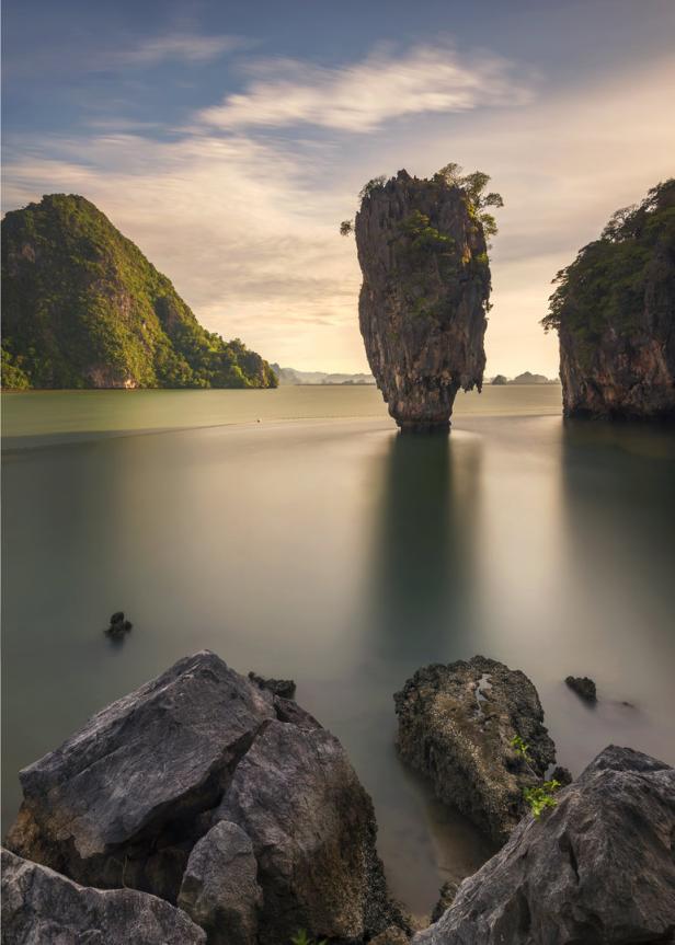 Der James-Bond-Felsen in der Phang-Nga-Bucht in Thailand ragt aus dem Wasser.