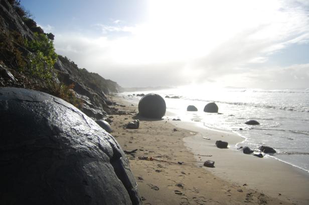 Moeraki Boulders liegen am Strand von Neuseeland.