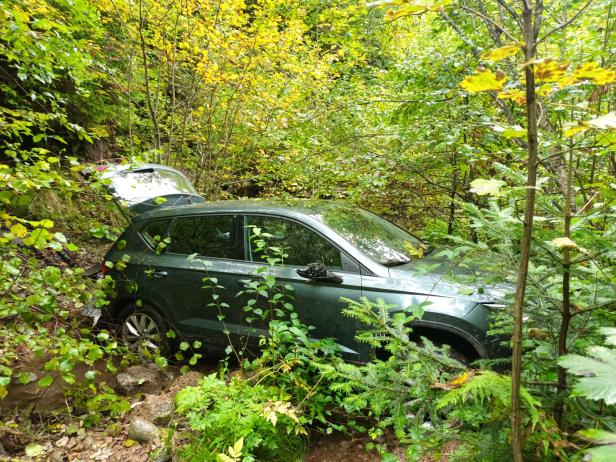 Auto mit laufendem Motor stürzte in Tirol 40 Meter über Steilhang