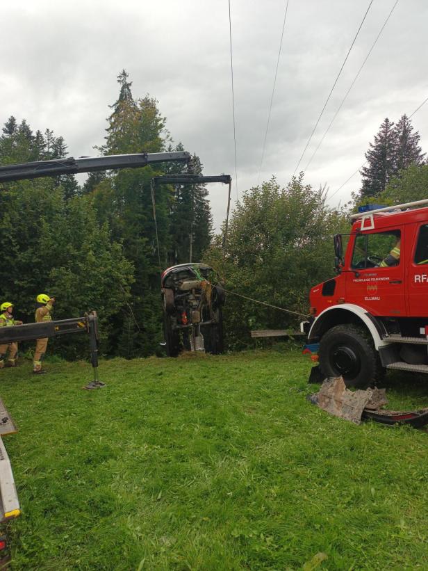 Auto mit laufendem Motor stürzte in Tirol 40 Meter über Steilhang
