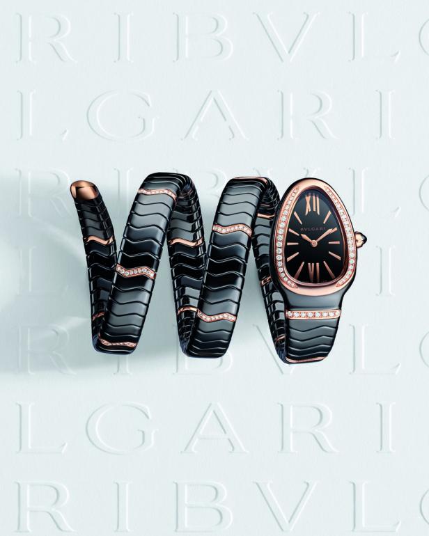 Eine schwarze Bulgari Serpenti Uhr mit Diamanten auf einem weißen Hintergrund mit dem Bulgari-Logo.