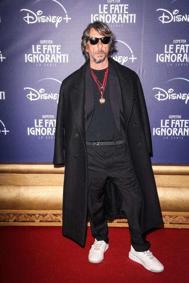 Schauspieler auf dem roten Teppich für die Serie „Le Fate Ignoranti“.