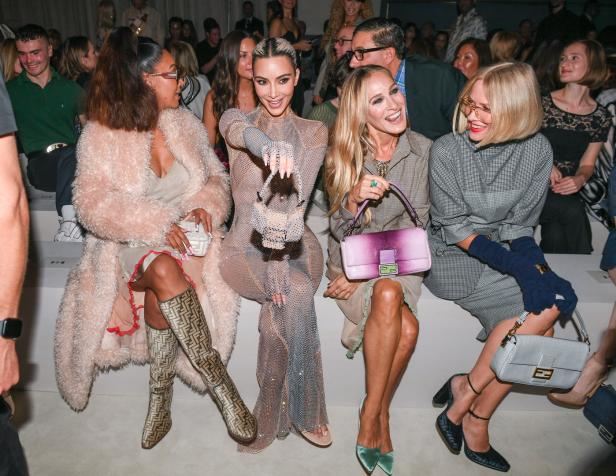 Kim Kardashian, Sarah Jessica Parker und andere sitzen bei einer Modenschau in der ersten Reihe.
