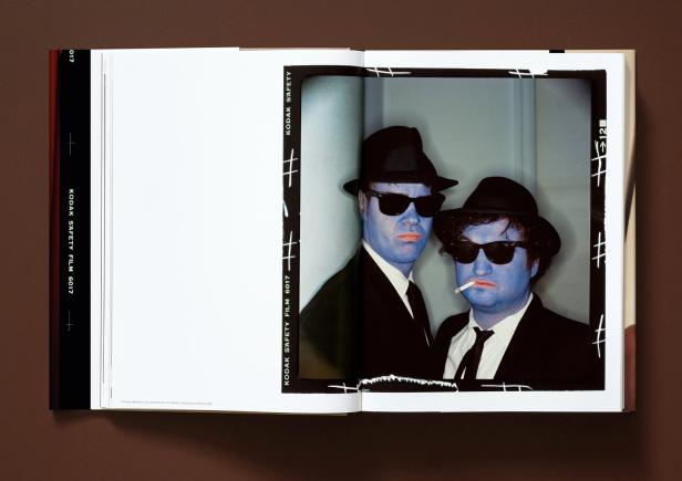 Ein Foto der Blues Brothers, Dan Aykroyd und John Belushi, mit blauer Farbe im Gesicht.