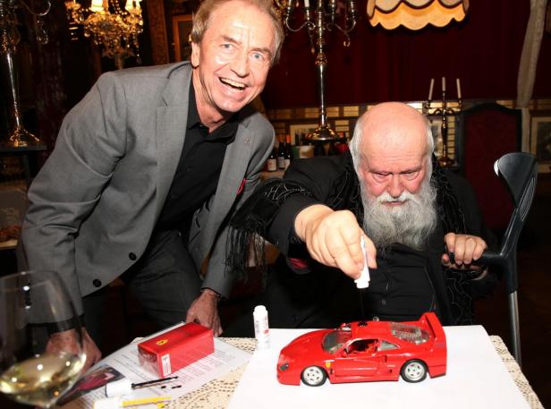 Heribert Kasper versteigert einen von Hermann Nitsch bemalten Ferrari