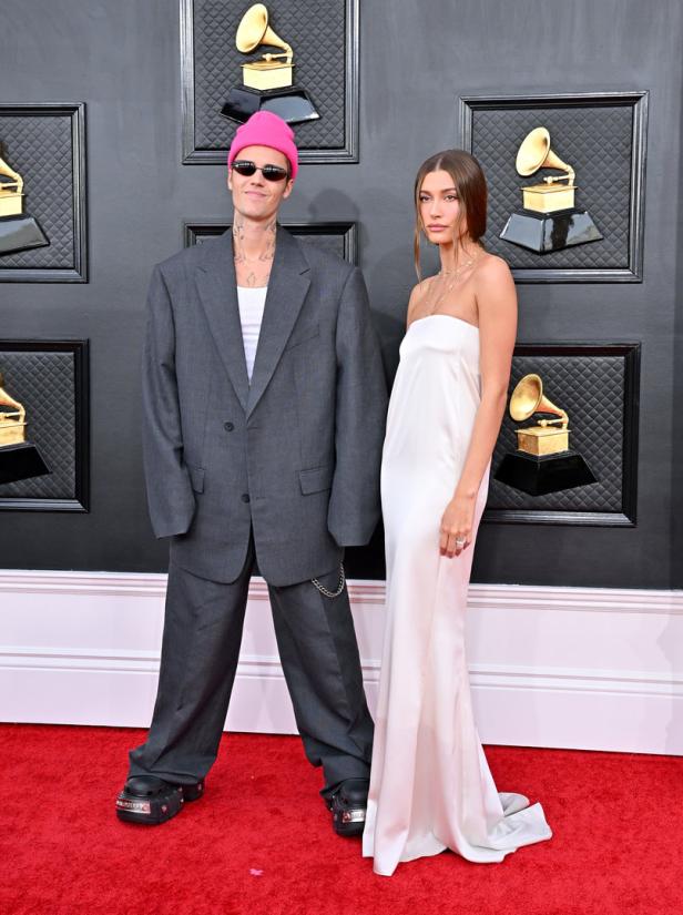 Justin und Hailey Bieber auf dem roten Teppich bei einer Preisverleihung.