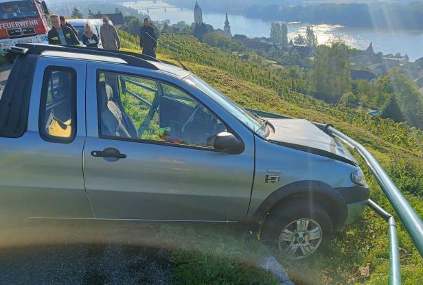 Kollision in Steiner Weinberger: Pick-Up hing in Stützmauer