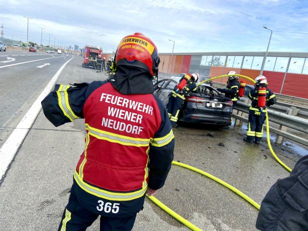 Auto brannte auf A2 in Niederösterreich völlig aus