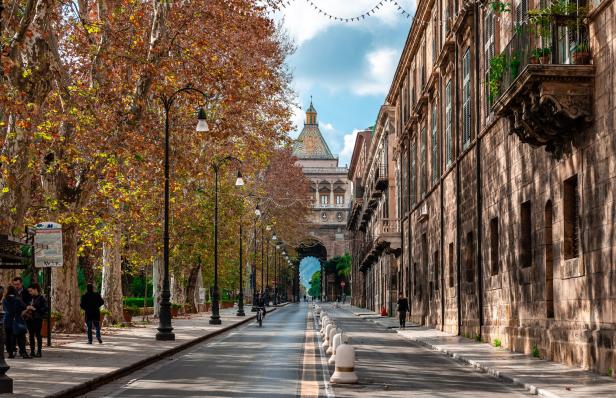 Eine Allee in Palermo mit Blick auf den Palazzo dei Normanni.