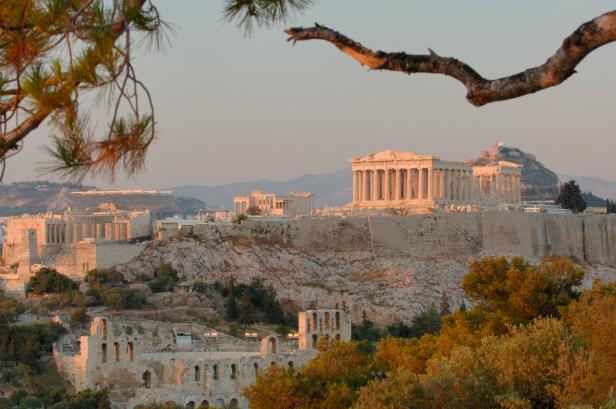 Das Parthenon und andere Gebäude der Akropolis in Athen.