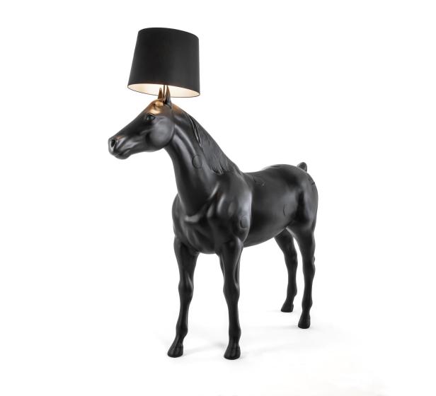 Eine schwarze Pferde-Skulptur dient als Basis für eine Lampe mit schwarzem Lampenschirm.