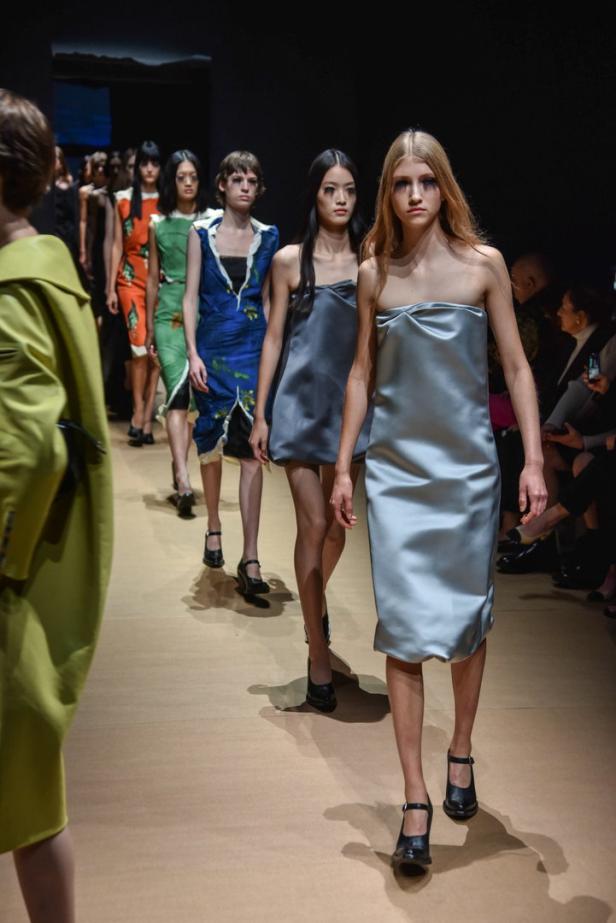 Models präsentieren Kleider während einer Modenschau.
