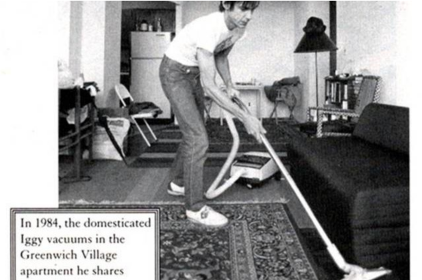 Iggy Pop staubsaugt in einem Apartment in Greenwich Village.